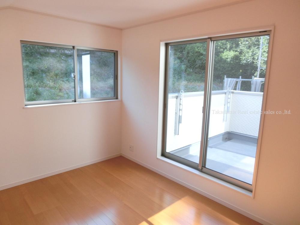 Non-living room. Balcony is accessible design from 2 room.