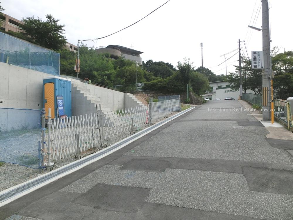 Local photos, including front road. Front road is spacious width and 6m. (This photograph is the one of the building before shooting)