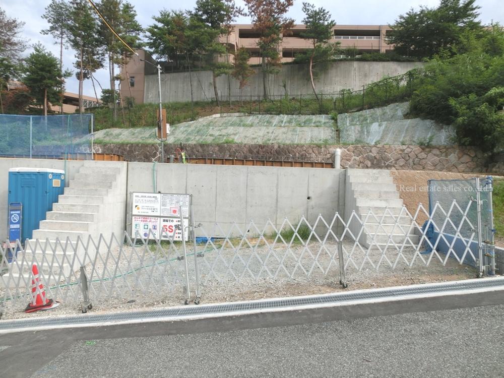Parking lot. Parking is 2 cars in parallel. (This photograph is the one of the building before shooting)