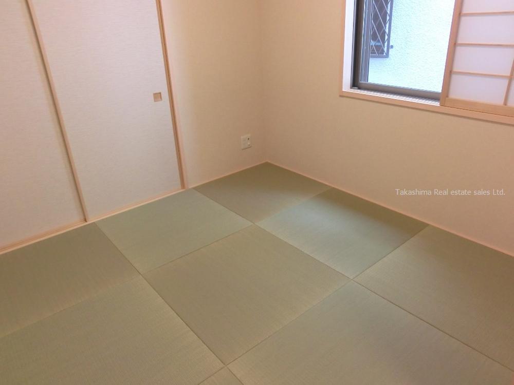 Non-living room. Japanese-style room adjacent to the living room.