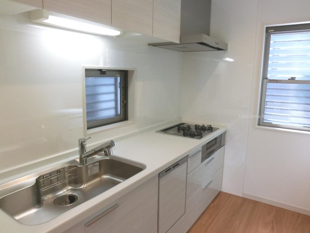 Kitchen. System kitchen independent type with dish washing dryer.