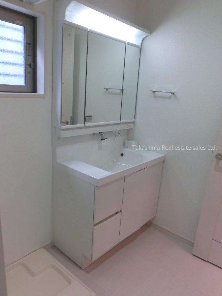 Wash basin, toilet. Large washbasin.