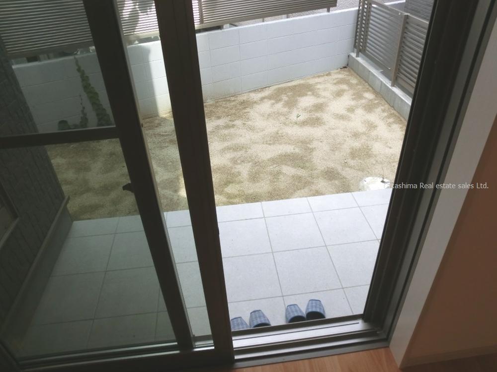 Garden. There is a garden next to the living.