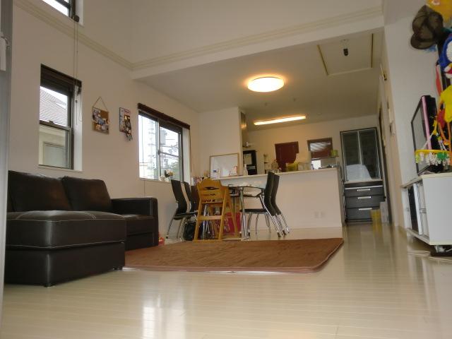Living. It is LDK with a big blow. There is a bright and airy!