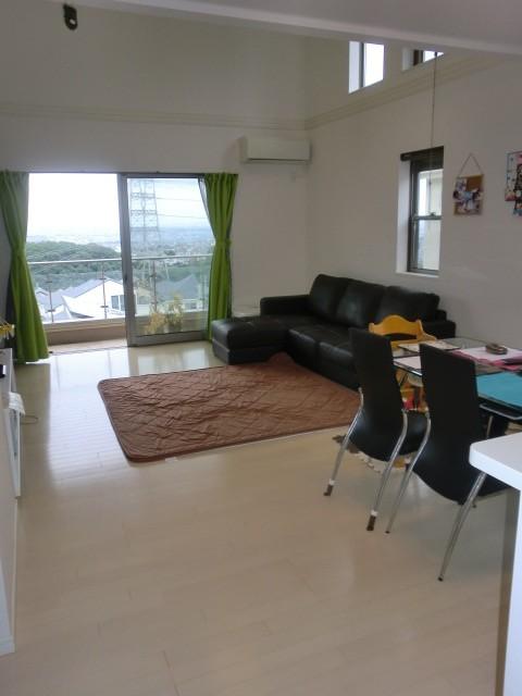 Living. ○ shooting from the kitchen side ○