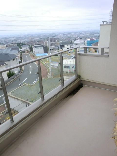 Balcony. Balcony because of the transparency of the fence, Also views of the view from the LDK!