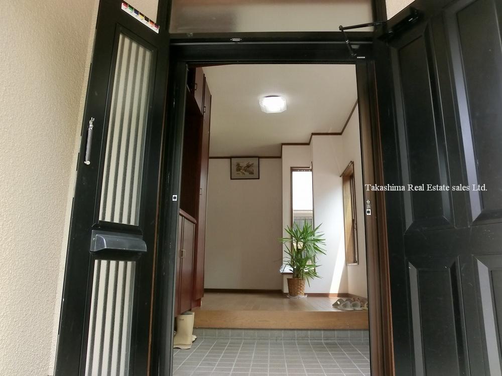 Entrance. Bright entrance of the south-facing.