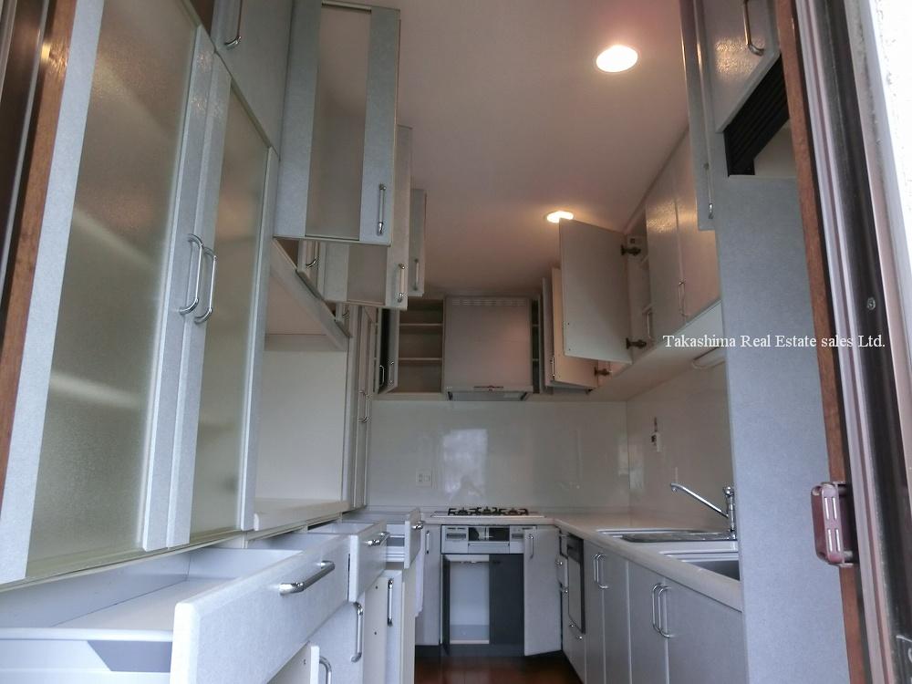 Kitchen. L-shaped kitchen ・ Cup is a board with.