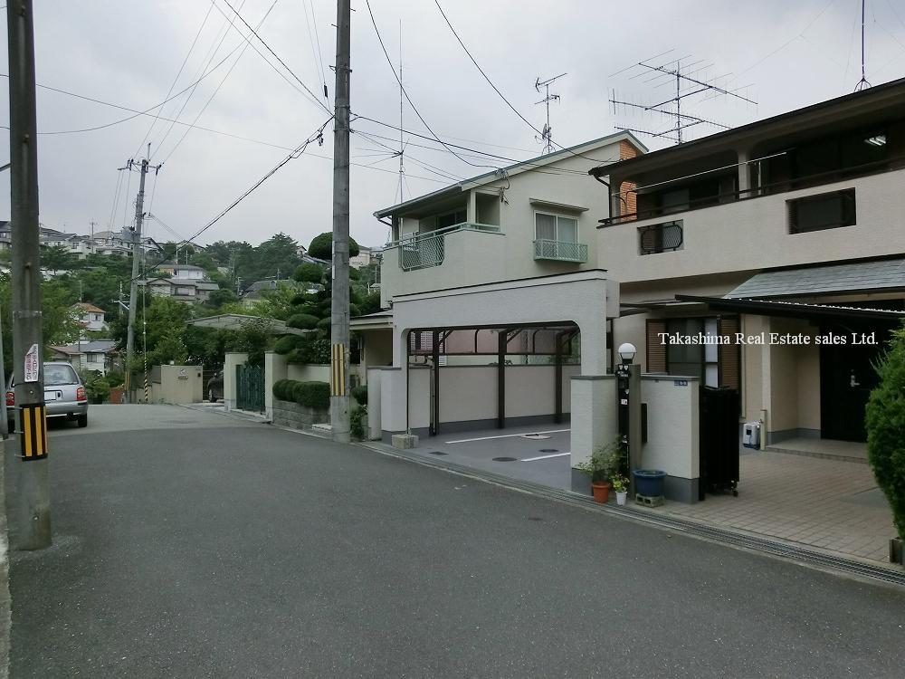 Local photos, including front road. Located on the front road spacious 6m.