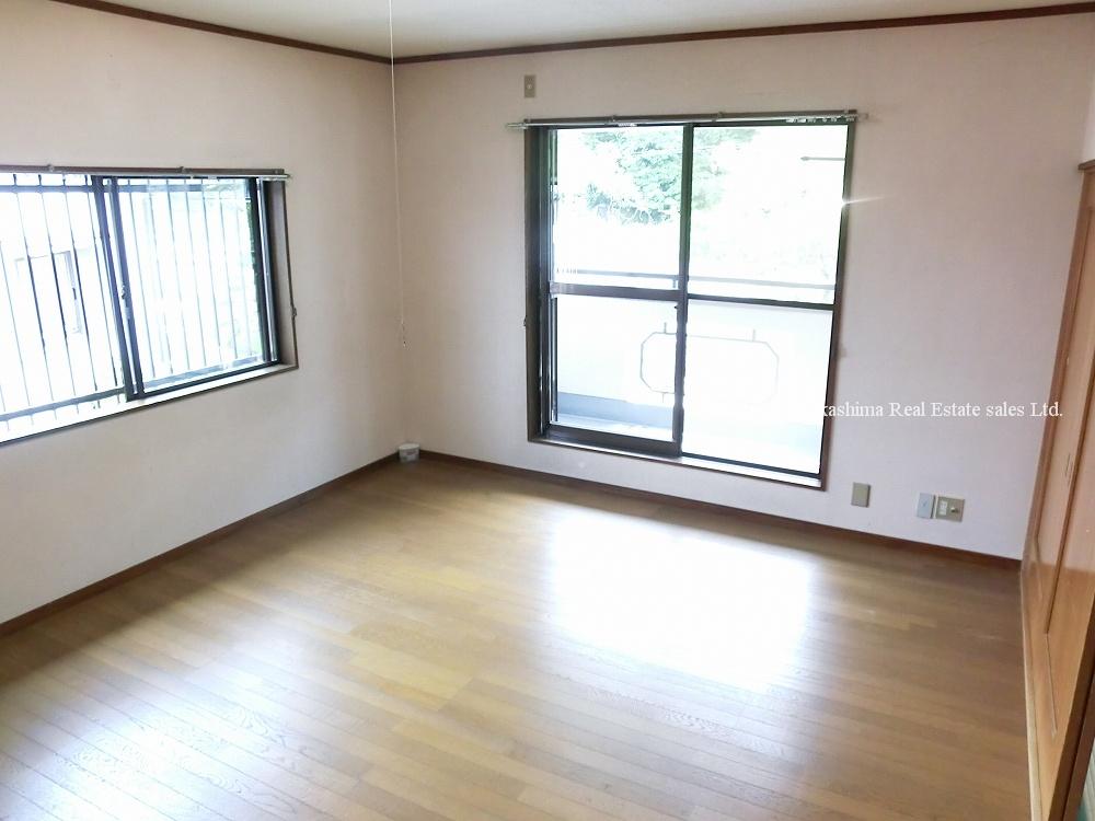 Non-living room. The second floor south Western-style.