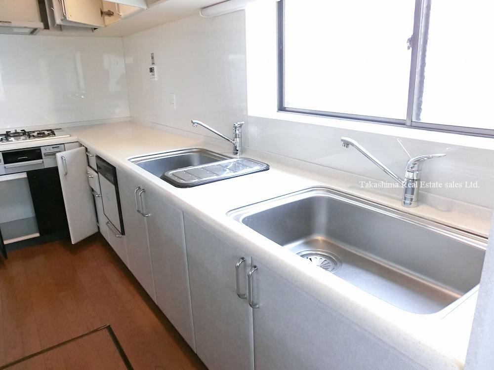 Kitchen. System is a kitchen with a dishwasher.