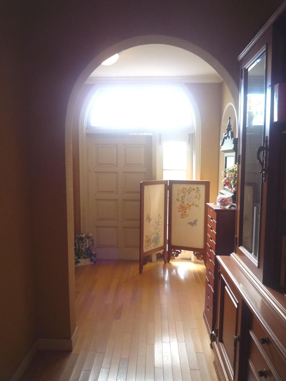 Other introspection. Corridor to the old entrance Earl of wall has been decorated.