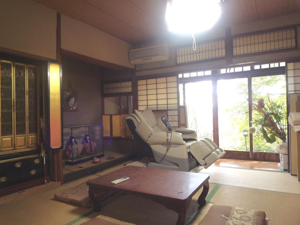 Non-living room. On the first floor Japanese-style room has a moat kotatsu.