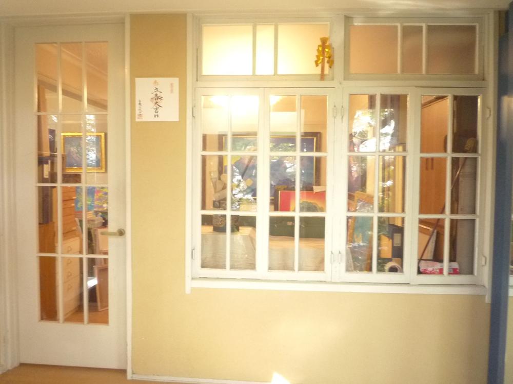 Entrance. There is an inner window in the front door, which was renovated and solarium.