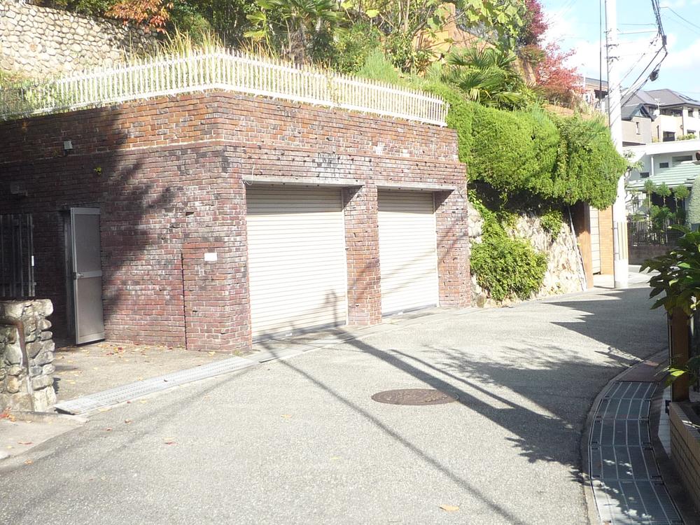 Local photos, including front road. Southeast side the entire surface of the road