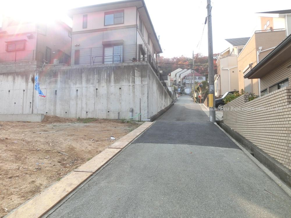 Local photos, including front road. Front road width 4.3M. 