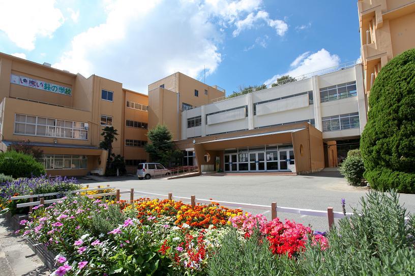Primary school. Takarazuka Municipal Nagaodai to elementary school 940m