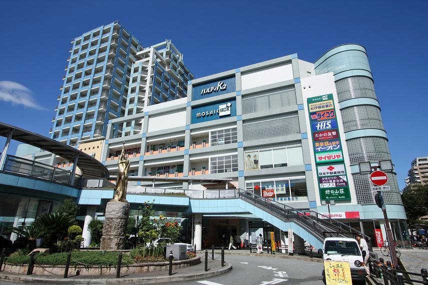 Shopping centre. 1950m to mosaic box