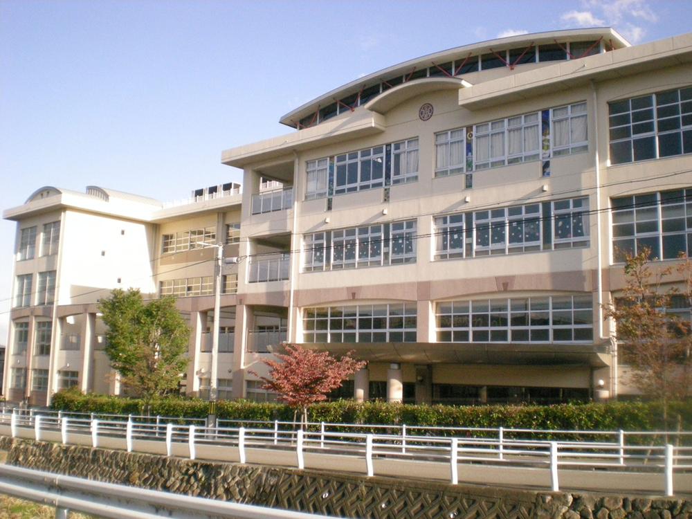 Primary school. Takarazuka Minna Genki also 500m from school until the first elementary school! School building is also very beautiful
