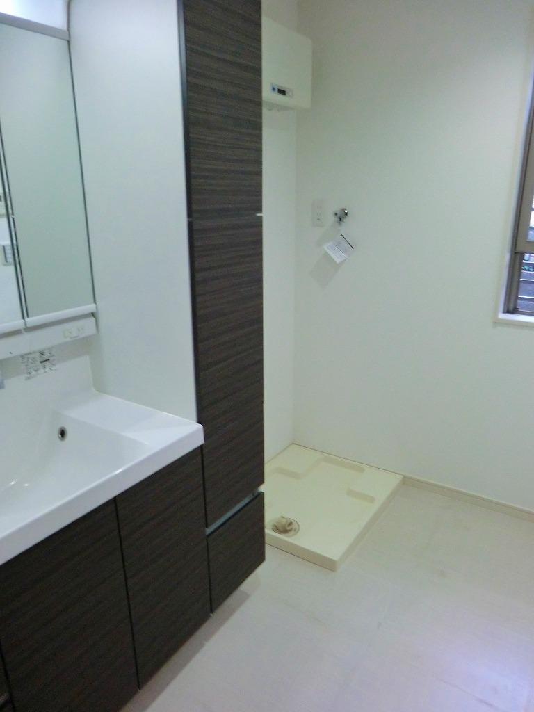 Wash basin, toilet. Photos of the dressing room of A No. land