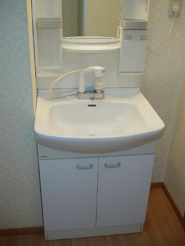 Washroom. ◎ washbasin