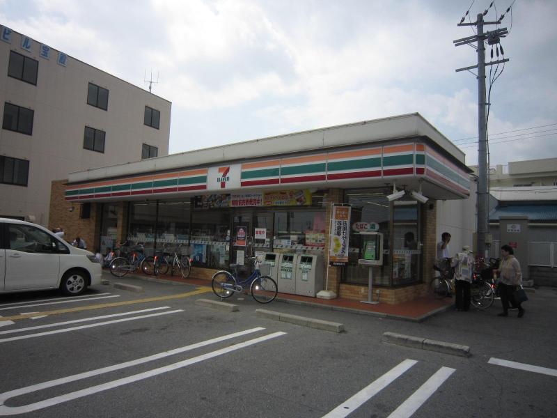 Convenience store. 700m to Seven-Eleven (convenience store)