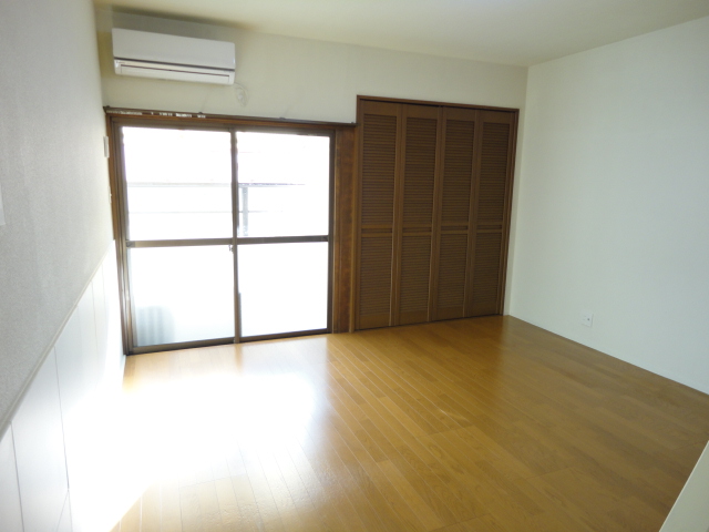 Living and room. Western is 8 pledge!