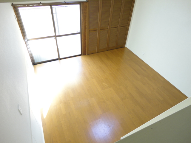 Other room space. Western-style 8 pledge from loft!