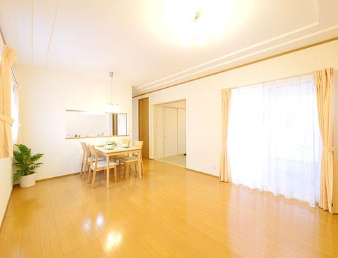 Living. Children rumbling in the bright living room! In practice also warm cheerful of crawling!  [No. 2 destination model house] 