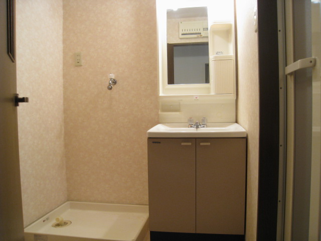 Washroom. But it is difficult to understand in the photograph, Washroom is the breadth of spacious!