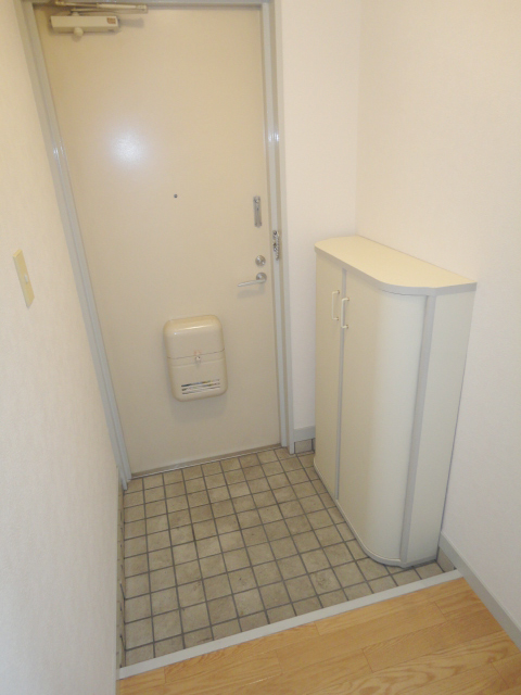 Entrance. There cupboard ^^