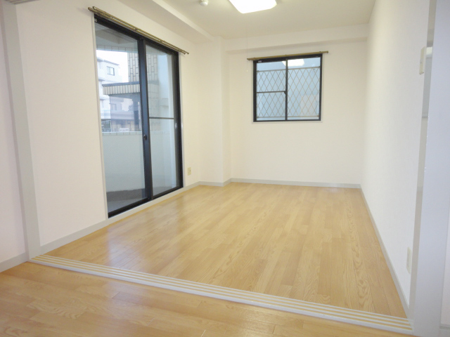 Other room space. Bright Western-style 6 Pledge of two-sided lighting ^^