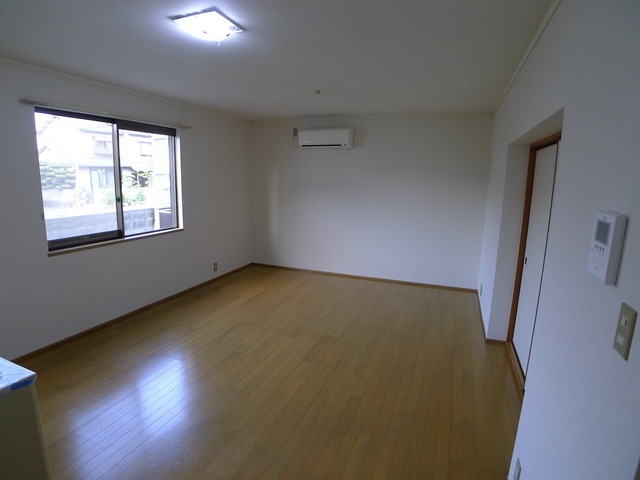 Living and room. Spacious is 12 quires of LDK.