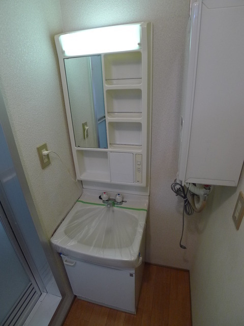 Washroom. It is the washstand of wide mirror.