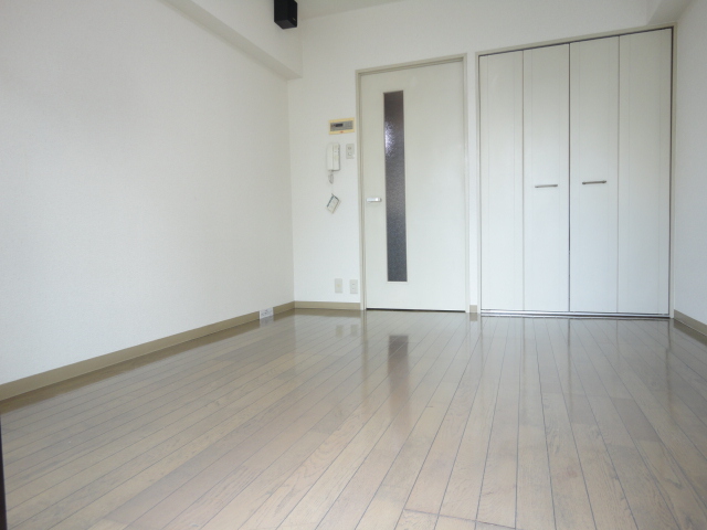 Living and room. 6 Pledge is air-conditioned Western-style ^^