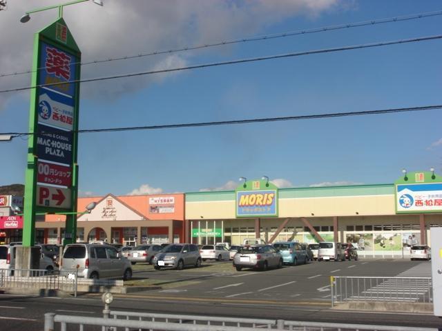 Shopping centre. 900m to eye Mall