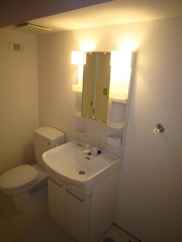 Washroom. ◎ washbasin