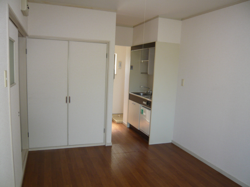 Living and room. Storage Yes