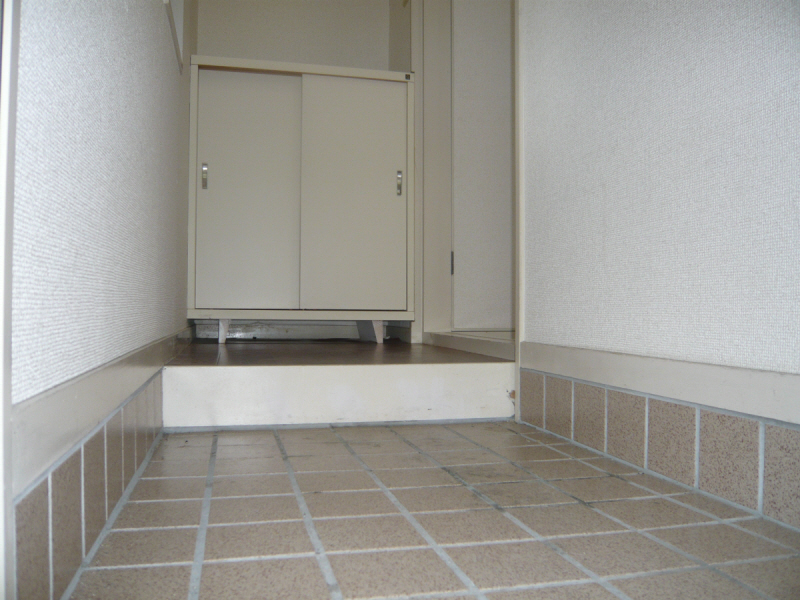 Entrance. Shoe box Yes