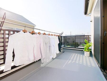 Balcony.  [No. 7 land ・ Model house]  Simple, was adopted stylish aluminum handrail Waidorukoni. It is helpful for busy wife because the laundry also Hoseru a lot at a time. 