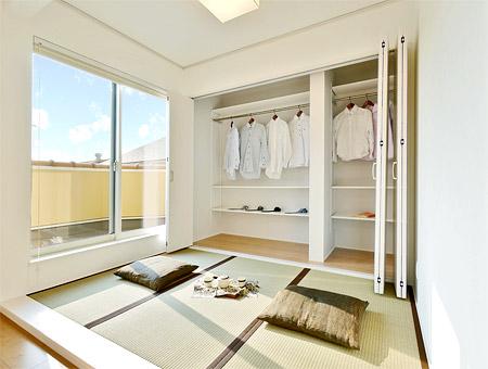 Other introspection.  [No. 6 areas ・ Model house]  It established a tatami corner with quaint to the main bedroom. The system closet hotel's large capacity, Happy to put away the laundry