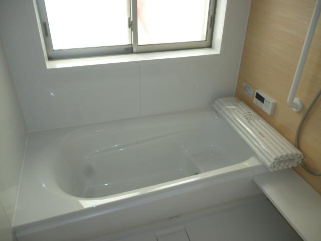 Bathroom. 1 tsubo or more of spacious bus (November 2, 2013) Shooting