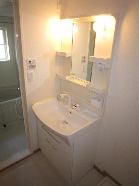 Washroom. ◎ washbasin