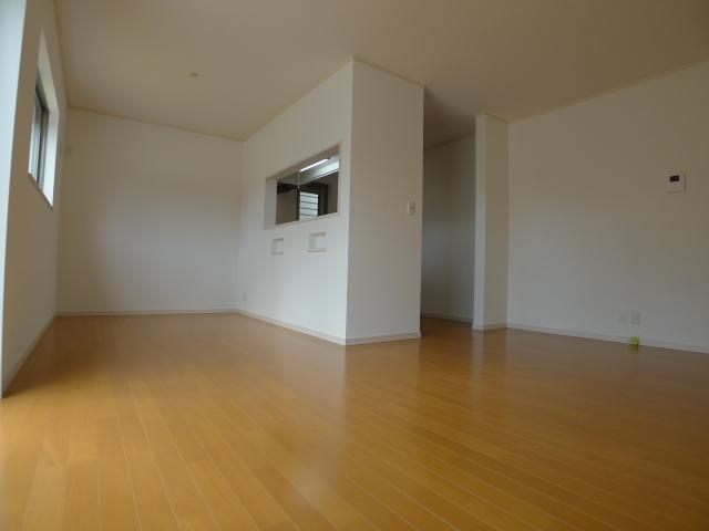 Same specifications photos (living). Face-to-face counter kitchen also bouncy conversation of family