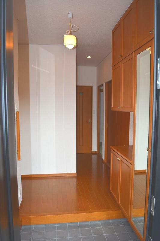 Entrance. Indoor (September 2013) Shooting