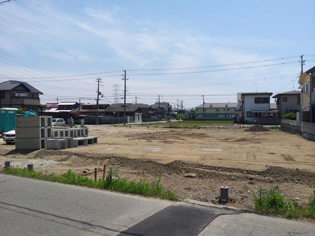 Local photos, including front road. Frontal road