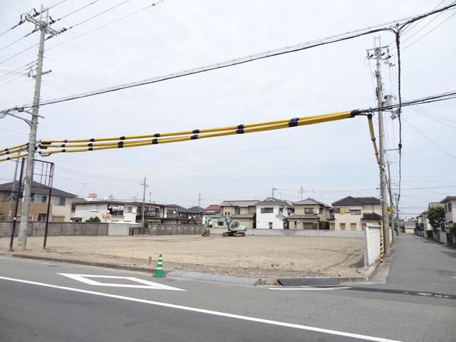 Local photos, including front road. Frontal road