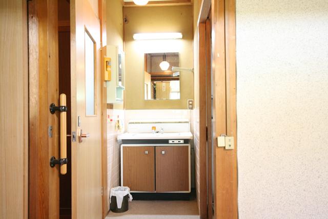 Wash basin, toilet. State of the wash basin