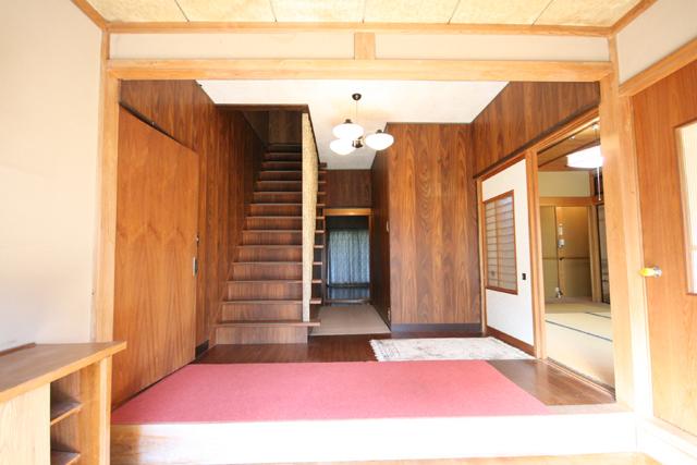 Entrance. State of the entrance hall