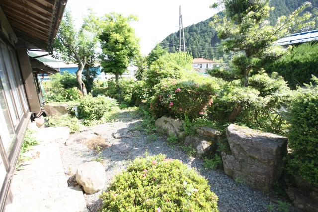 Garden. There is a nice garden in front of the veranda